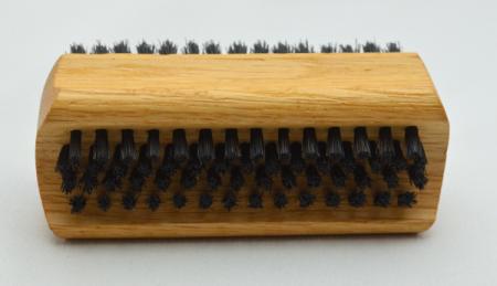 Handwaschbürste und Nagelbürste Buchenholz mit Griffmulde. 6 und 4 Reihen schwarze Naturborsten.
